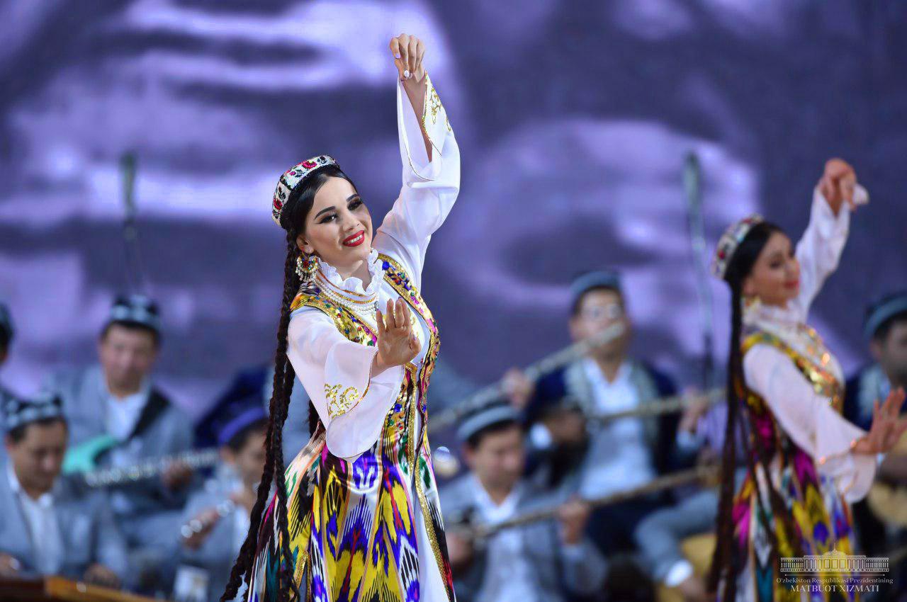 Узбекский язык красивый. Национальные танцы Узбекистана. Традиционные узбекские танцы. Узбекские национальные танцы. Узбекские женщины.